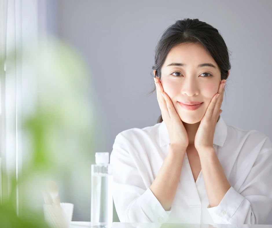 Koreańska pielęgnacja premium - kobieta pielęgnuje cerę